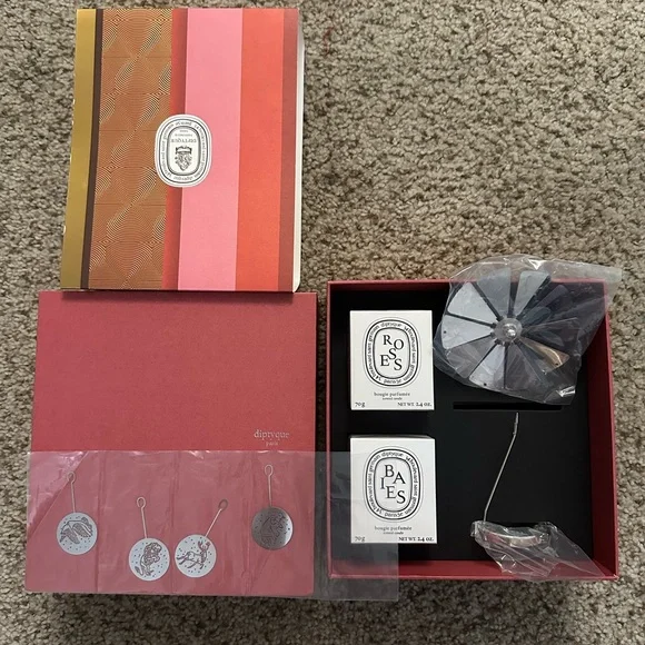Diptyque Candles and Carousel Gift Set with gift bag BRAND NEW!! (only 4 charms) - Picture 1 of 7